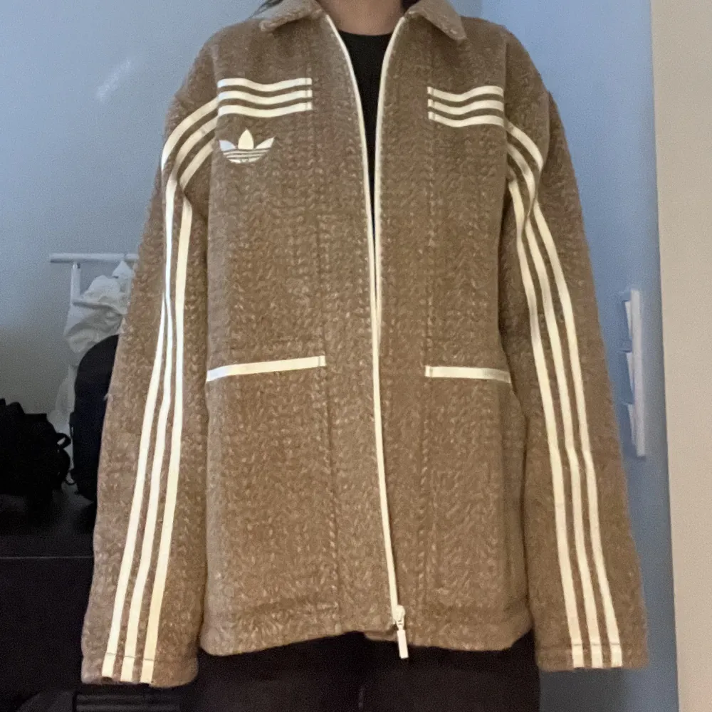 Säljer denna brun jacka i 70-talsstil med krage från Adidas Originals. Jackan är ny! Nypris: 1759kr(asos) . Jackor.