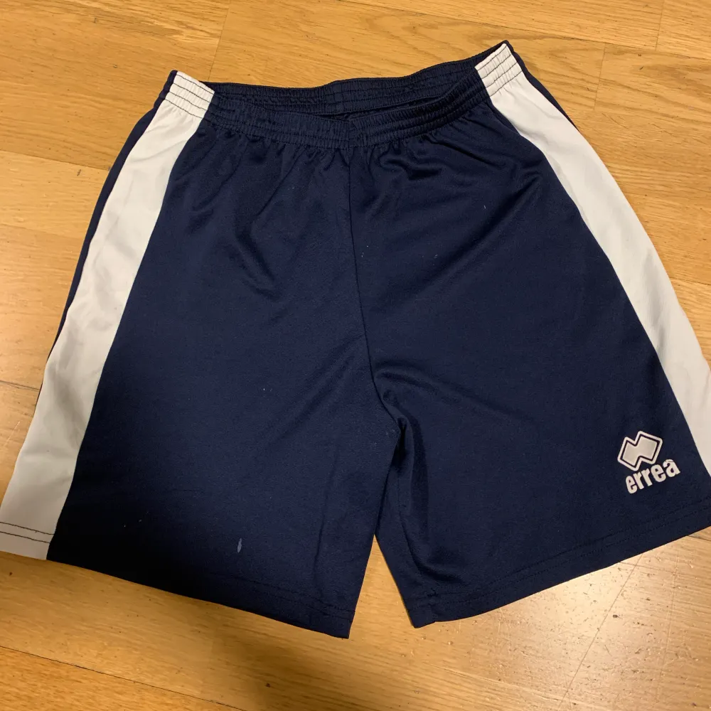 Fina tränings shorts som har fläckar som inte försvunnit i tvätten, sätt ett eget pris kan i princip ge bort del ifall någon är intresserad:). Shorts.