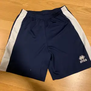 Fina tränings shorts som har fläckar som inte försvunnit i tvätten, sätt ett eget pris kan i princip ge bort del ifall någon är intresserad:)