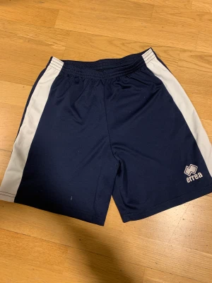 Träningsshorts - Fina tränings shorts som har fläckar som inte försvunnit i tvätten, sätt ett eget pris kan i princip ge bort del ifall någon är intresserad:)