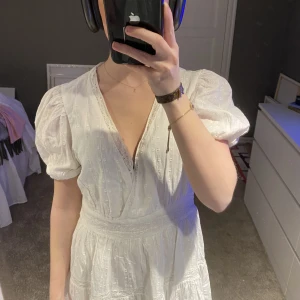 Studentklänning - Perfekt studentklänning från zara, använd 1 gång så super bra skick . Storlek xs men passar också s