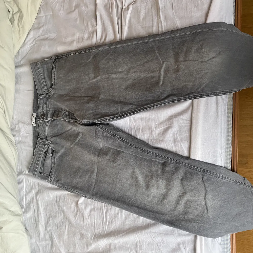 Jack & Jones jeans i ljus grå färg i storlek W36 L34. Väldigt bra skick och bra kvalite. . Nypris 1000kr, pris nu 500kr. Jeans & Byxor.
