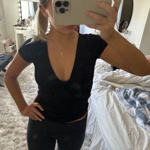 Svart topp - Köpt på sellpy men knappt använd av mig!!💕💕