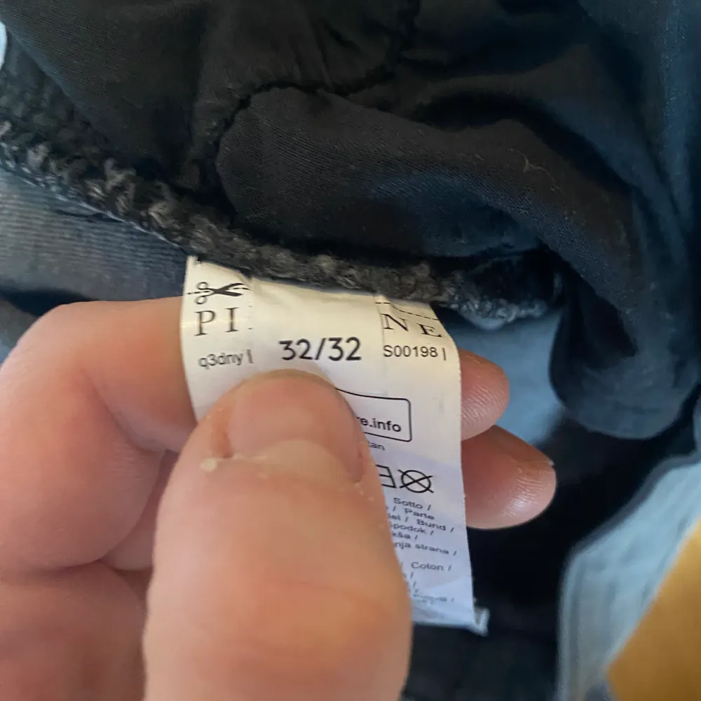 Pier One Jeans i mörk grå färg storlek W32 W32 men är lite mindre i storleken. Helt nytt skick och bra kvalite med mjukt material. 400kr . Jeans & Byxor.