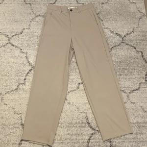 Breda kostymbyxor - Kostymbyxor från Bershka. Riktigt sköna men har inte kommit till användning.