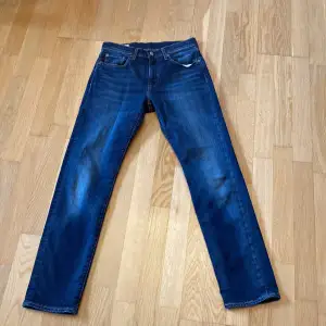 Säljer mina Levis jeans som jag använt 2 gånger.  10/10 skick som nya Storlek: W29 L32