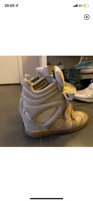 ‼️TRYCK INTE PÅ KÖP NU‼️ - Skitsnygga skor frän isabel marant, väl använda men fortfarande ok skick 💞 storlek 40 men passar en 38a med sula
