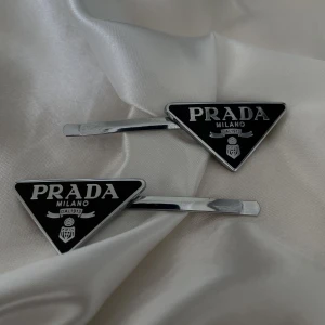 Prada hårspännen  - INTRESSEKOLL! Intresskoll på mina Prada hårspännen som jag fick i 18 års present, oanvända och därför i nyskick. Jättefin detalj till en outfit. Nypris är 5686kr och tar emot bud från 3000kr💞💞kan gå ned i pris vid snabb affär.