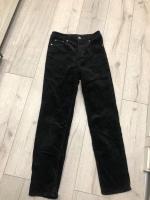 Manchester byxor - Jätte bekväma och fina manchesterbyxor, använt några gånger, jag ser inte riktigt några synliga tecken (finna någon), vill du ha fler bilder eller undrar något hör gärna av dig! 