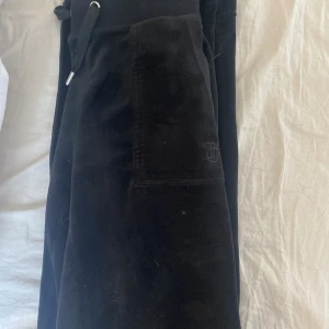 Svart juicy couture  - Säljer nu mina svarta juicy couture byxor! Säljer dem då jag vill köpa i vit! Hör av er om ni vill byta mot vita elle säljer vita! Skriv för fler frågor eller bilder! Pris kan diskuteras!💕💕