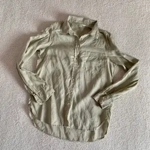 Ljusgrön linneskjorta från H&M. Använd en gång, i nyskick utan anmärkning. Behöver strykas. 🌻
