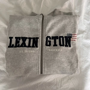 Lexington kofta - Säljer nu min lexington kofta som ligger och dammar. Tvättad ca 3 gånger och ser helt ny ut, utrolig kvalité! Kostade 1600kr ny