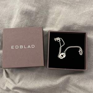 Säljer detta superfina armband från Edblad då det inte riktigt kommer till användning, frakt tillkommer! ❣️