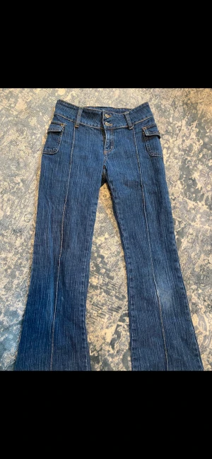 Brandy Melville Low waist jeans, insydda - Insydda jeans i midjan-hos en skräddare, De är ifrån Brandy Melville, lågmidjade low waist, ganska långa, lite slitna där nere, ville inte ha längre, flare