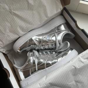 Silver chrome air force 1 storlek 39.  Knappt använda, som nya. 