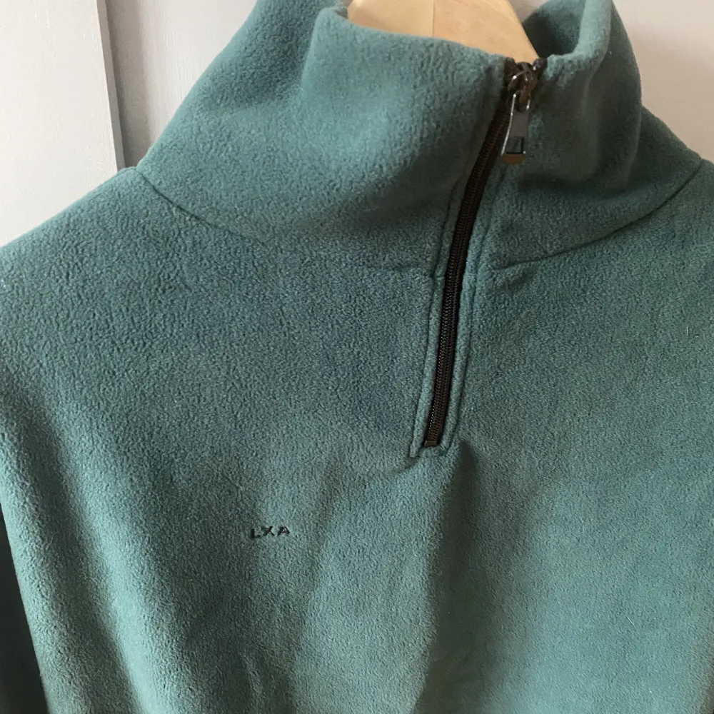 Grön Half Zip fleece från LXA!! Säljer den då den inte kommer till användning, använd Max 5 gånger! Pris är diskuterbart🤍. Tröjor & Koftor.