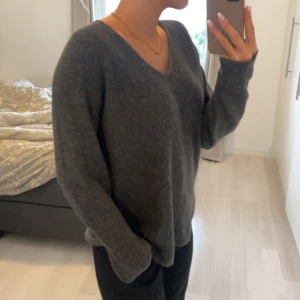 Stickad tröja - Stickad mörkgrå tröja med v-ringning. Kan mötas upp i Jönköping eller Vaggeryd annars tillkommer fraktkostnad 🤍