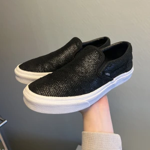 Svart glittriga slip on vans  - Knappt använda svarta med glitter slip on vans i 39. 