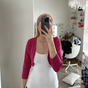 Bolero - Stickad bolero i sån härlig rosa färg!