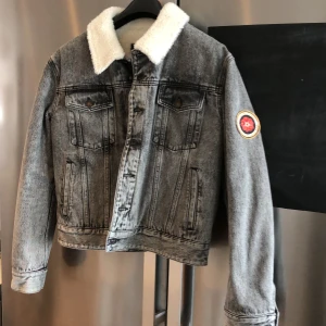 Fodrad jeansjacka  - Fodrad jeansjacka. Oanvänd 