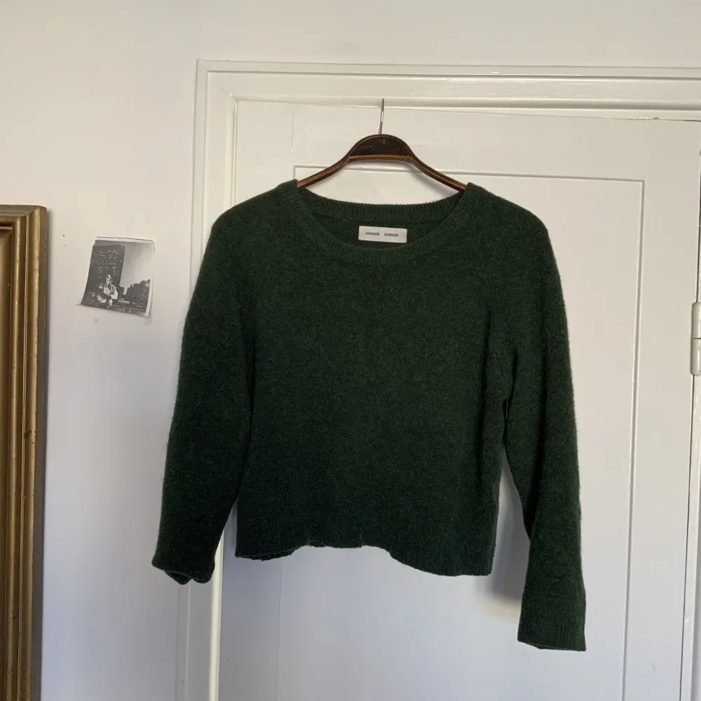 Green cosy non-itchy sweater, in darker green :). Hoodies.