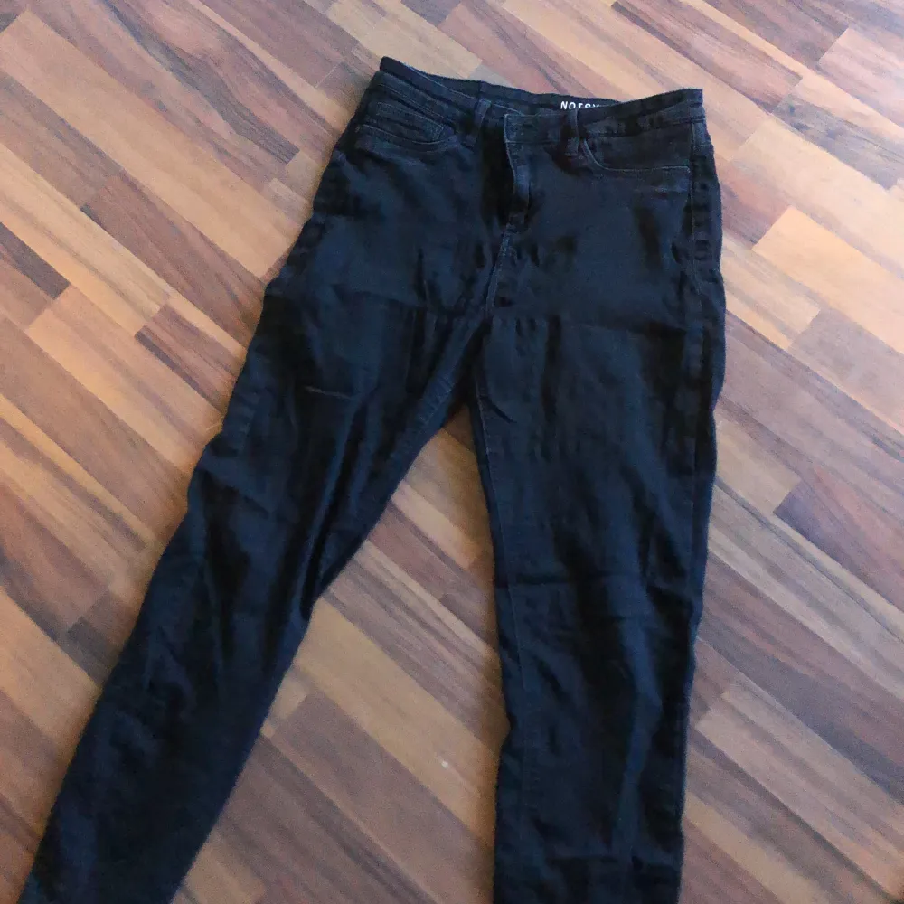 svarta byxor ifrån noisy may i storleken W30 | L28. inte jätte mycket använda och dom är i fint skick.. Jeans & Byxor.