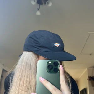 Dickies keps - Keps köpt här på Plick! Är i gott skick. Går att justera storleken på baksidan.  