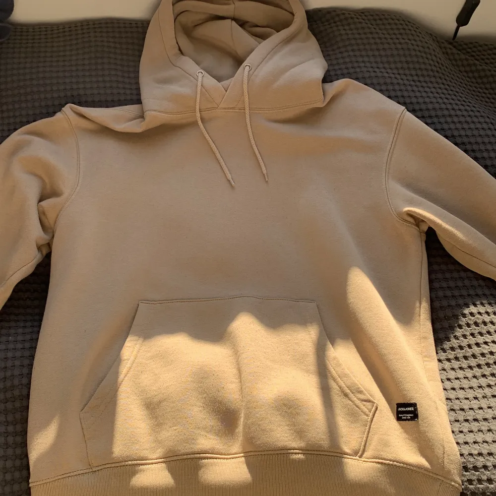 Snygg och minimalistisk Jack & Jones hoodie i beige. Säljer hoodien då jag inte använder den längre. Pris kan diskuteras. . Hoodies.