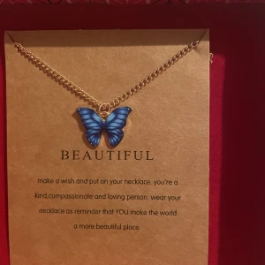 Fjäril hänge med kedja - Jättefin fjäril hänge med kedja.  Oanvänd Fraktar för 15 sek