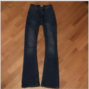 Only jeans  - Säljer nu mina mid waist bootcut jeans från only ! Jeansen är i nyskick o ifall ni har några frågor är det bara att fråga ❤️
