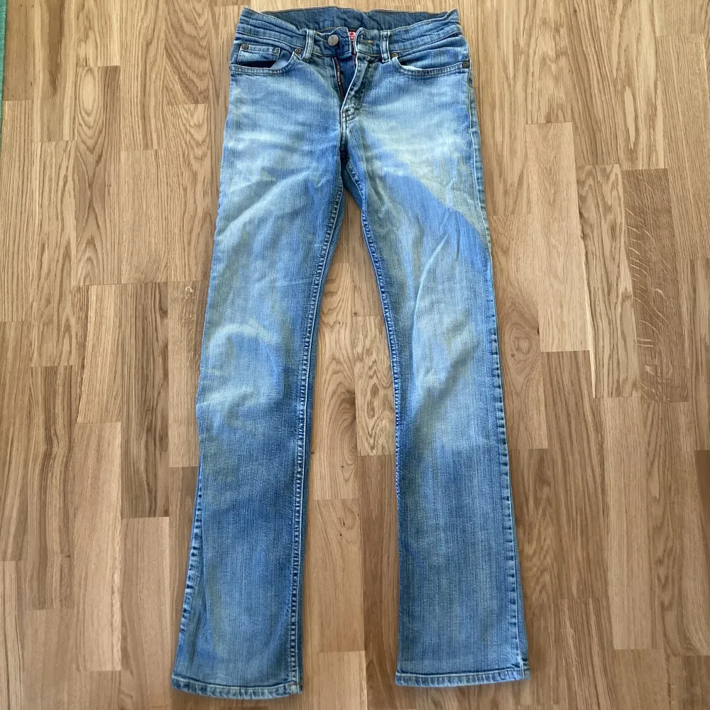 Jättefina straight leg jeans. Säljer eftersom dom är för små. I perfekt skick utan skador! . Jeans & Byxor.