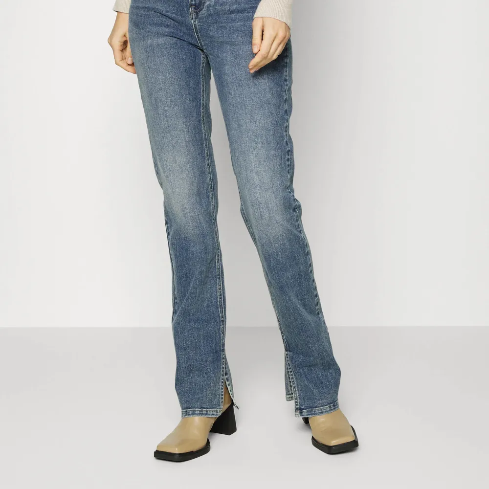 Säljer nu dessa superfina lågmidgade jeans med slits från Ganni!! Säljer då dom är för korta i längden då jag är 1,76, dom är en storlek M och sitter superbra runt låt och rumpa!. Jeans & Byxor.