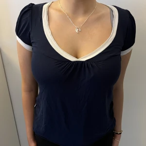 Marinblå tröja  - Säljer denna sååå söta marinblåa tröja. Storlek S men är stretchiga 