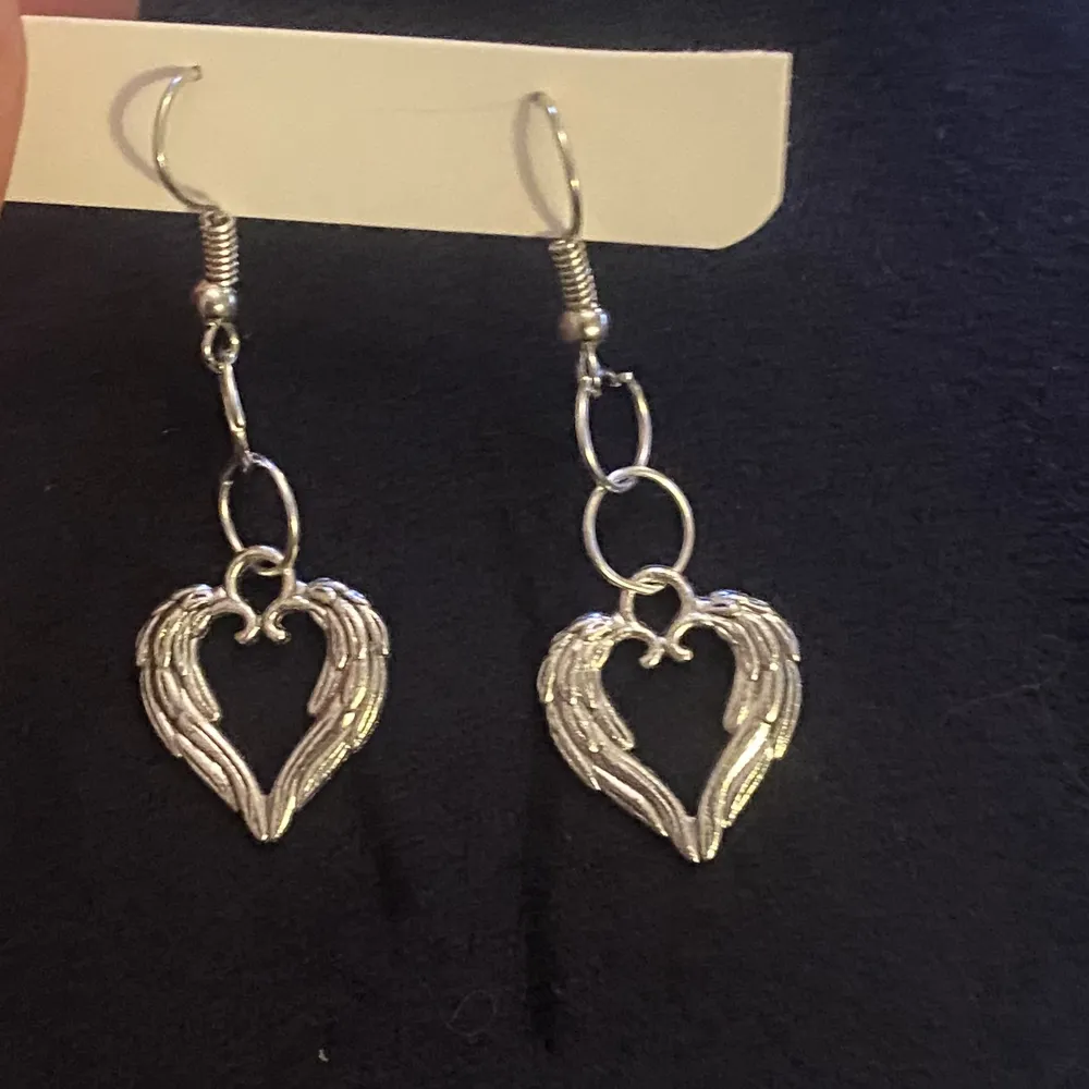 Säljer dessa egengjorda örhängen❤️79kr❤️. Asusteet.