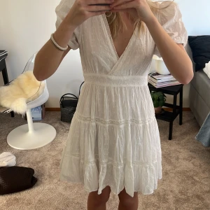 Söt sommar klänning  - Jättesöt klänning från zara som är perfekt till sommaren. Funkar även som kjol med en stickad tröja över💗