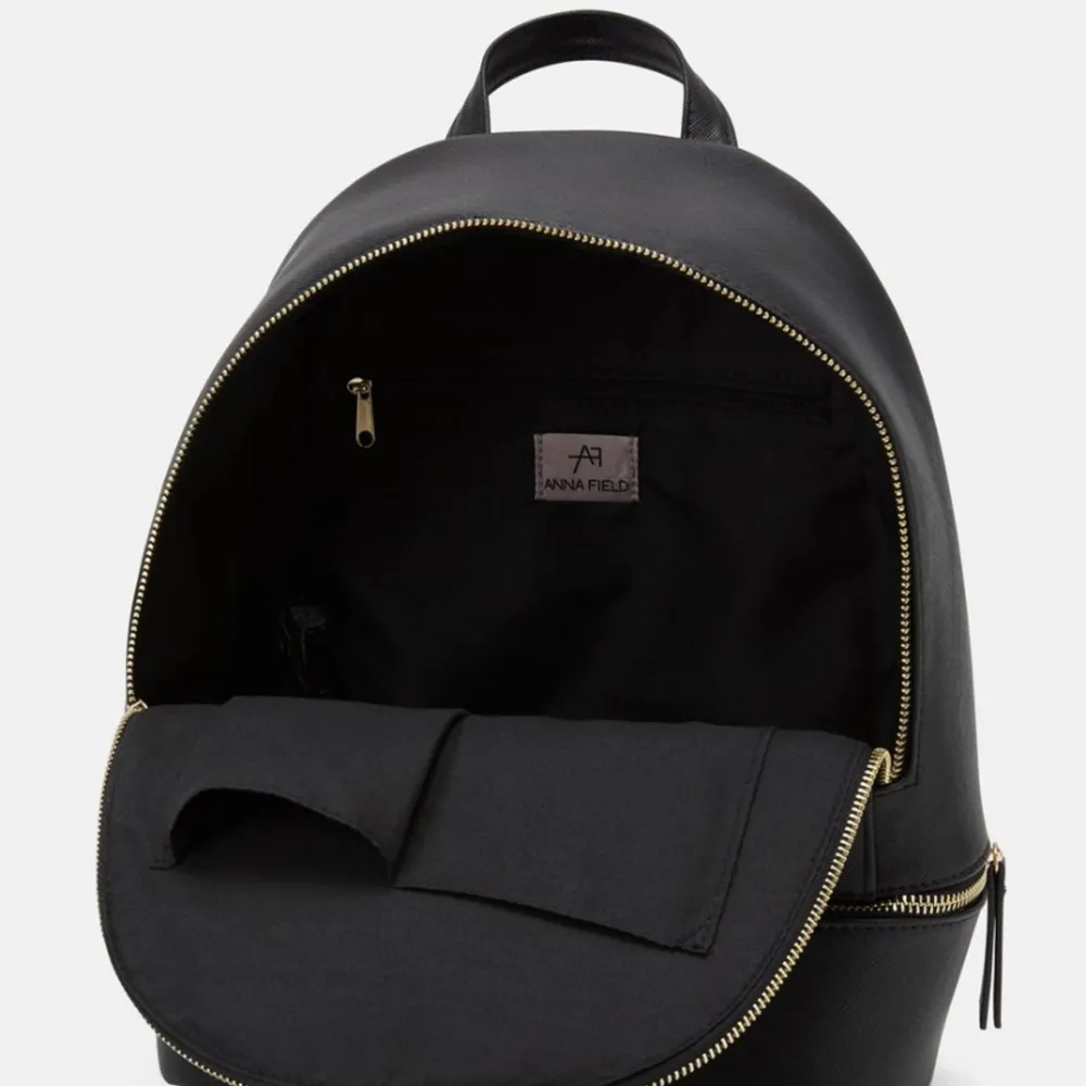 Svart ryggsäck från märken Anna Field som är jättefint och elegant. Passar bra till skola eller jobbet. Eller var som helst.. Väskor.