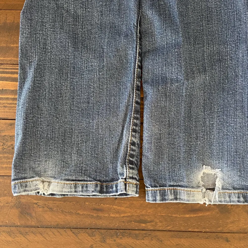 Vintage jeans i märket only, skicket är bra förutom slitningar vid byxbenen (se sista bild). Jeansen tvättas innan leverans💗 Midjemått: 72cm        Innerbenslängd: 73cm Modellen är 164cm. Jeans & Byxor.