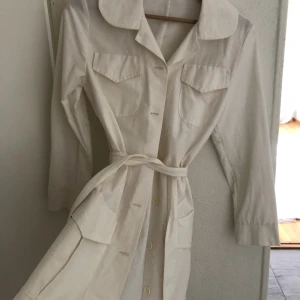 Tunn kappa i linne - Tunn kappa i linne. Vit. 