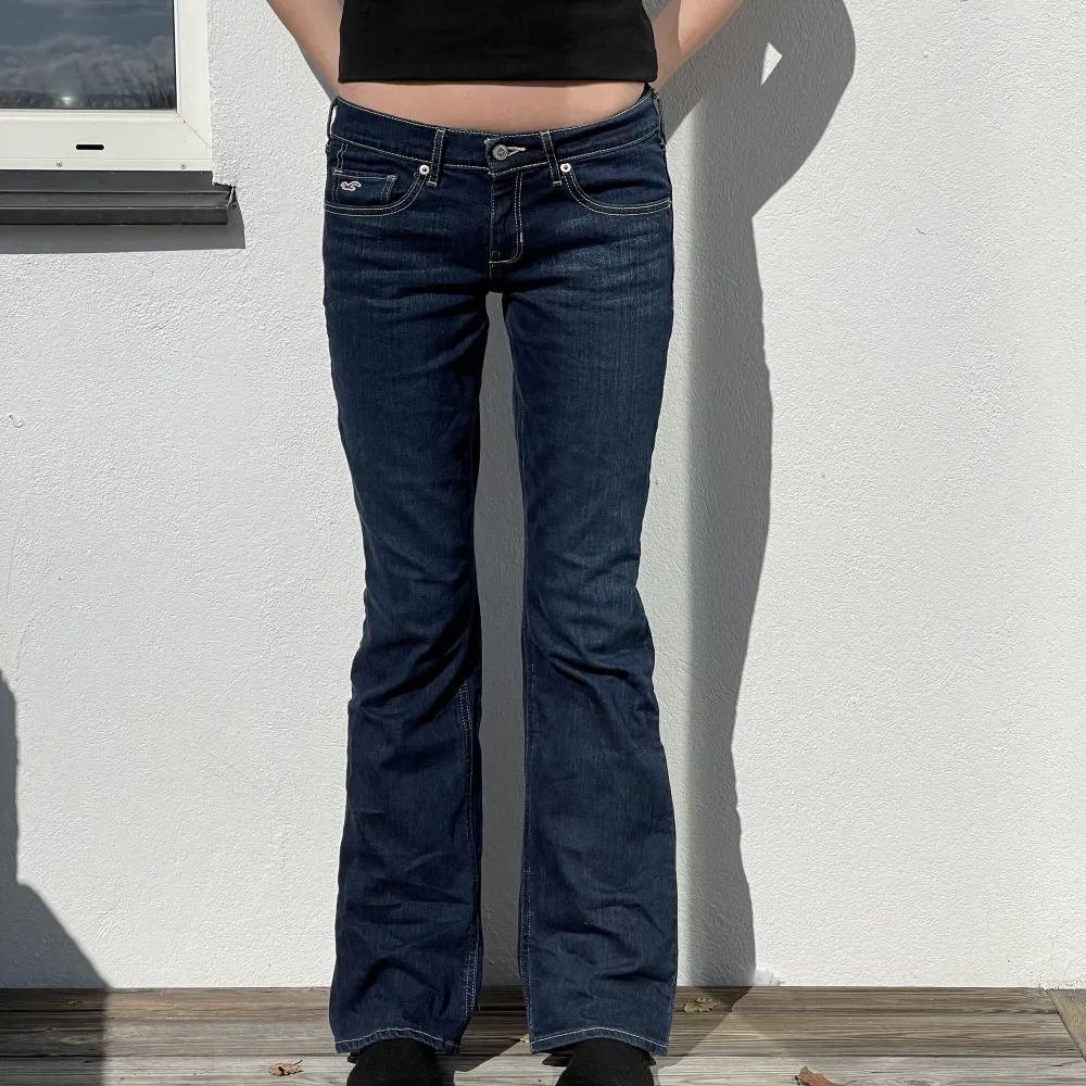 Vintage jeans i märket Hollister. Jeansen är i mycket bra skick! Jeansen tvättas innan leverans💗 Storlek: W28/L33 Midjemått: 80cm Innerbenslängd:82cm  Modellen är 173 cm lång. Jeans & Byxor.
