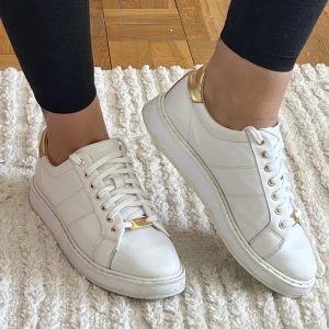 Ralph Lauren Sneakers - Säljer mina Ralph Lauren sneakers storlek 39. Modell i skinn med snörning och dekorstickade sömmar samt guldfärgade detaljer. Använda en gång, som nya! 💘 Nypris 1295kr. Kan fraktas.