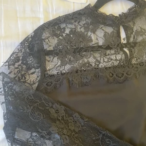 Blus med spetts - Säljer denna fina blus som är från Amisu då den inte kommer till användning längre. Blusen har spets / genomskinligt mönster över bröstkorgen och ut i ärmarna. Kontakta för fler bilder❤️