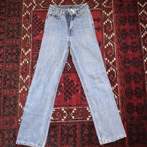 Blå raka jeans  - Fina blåa jeans i rak modell från weekday. Mycket använda men i väldigt fint skick 