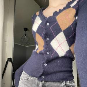 Jättegullig vintage Gant kofta. Säljer pga att det inte är min stil och jag gillar inte materialet (70%Lamull 20%Angora 10%Nylon). Den är hel och varit väl omhändertagen. Pris kan diskuteras och kom gärna privat för frågor eller fler bilder 💕