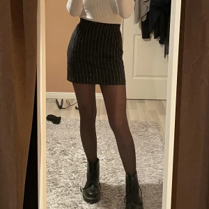 Kjol - Mörkblå kjol med vita stripes från ASOS - gratis frakt 