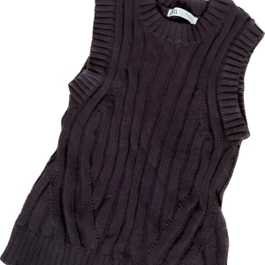 Stickad väst - Stickad väst från Zara, passar så bra me en skjorta under eller som den är, strl S