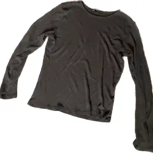 En finstickad långärmad brun tröja från Zara, strl S🥥 Säljes då den tyvärr inte kommer till användning längre. Köparen står för frakten, kan även mötas upp i Stockholm🥥