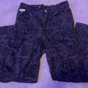 Jeans - Svarta jeans med tryck