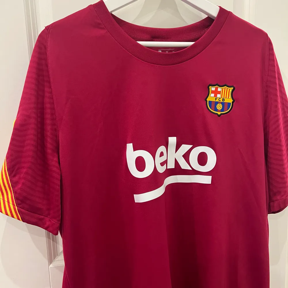 Träningströja från FC Barcelona köpt 2 år sen i Barcelonas officiella butik i Camp Nou. . T-shirts.