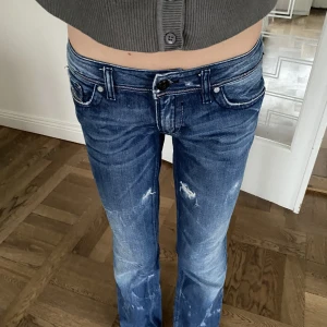 Diesel jeans💕💕 - Intressekoll på dessa ascoola diesel-jeans. Köpta för ca 600 kr på sellpy och lägger ut för 400 kr + frakt💕 skriv för fler bilder🥰 på bilderna är de pinnade därbak då de är lite stora . Passar kanske en 36💕