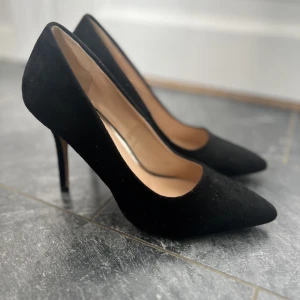Svarta pumps  - Svarta pumps i mocka i storlek 36. Oanvända.